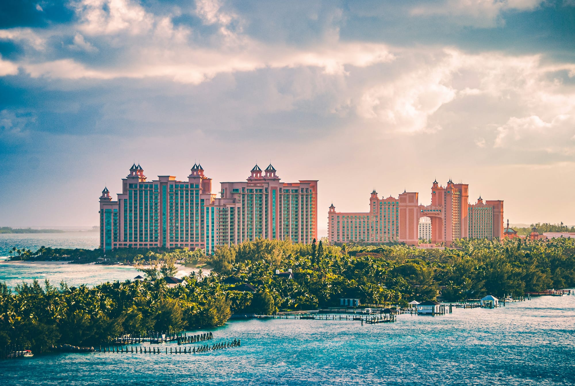 Explore the glamour and excitement of the Atlantis Resort