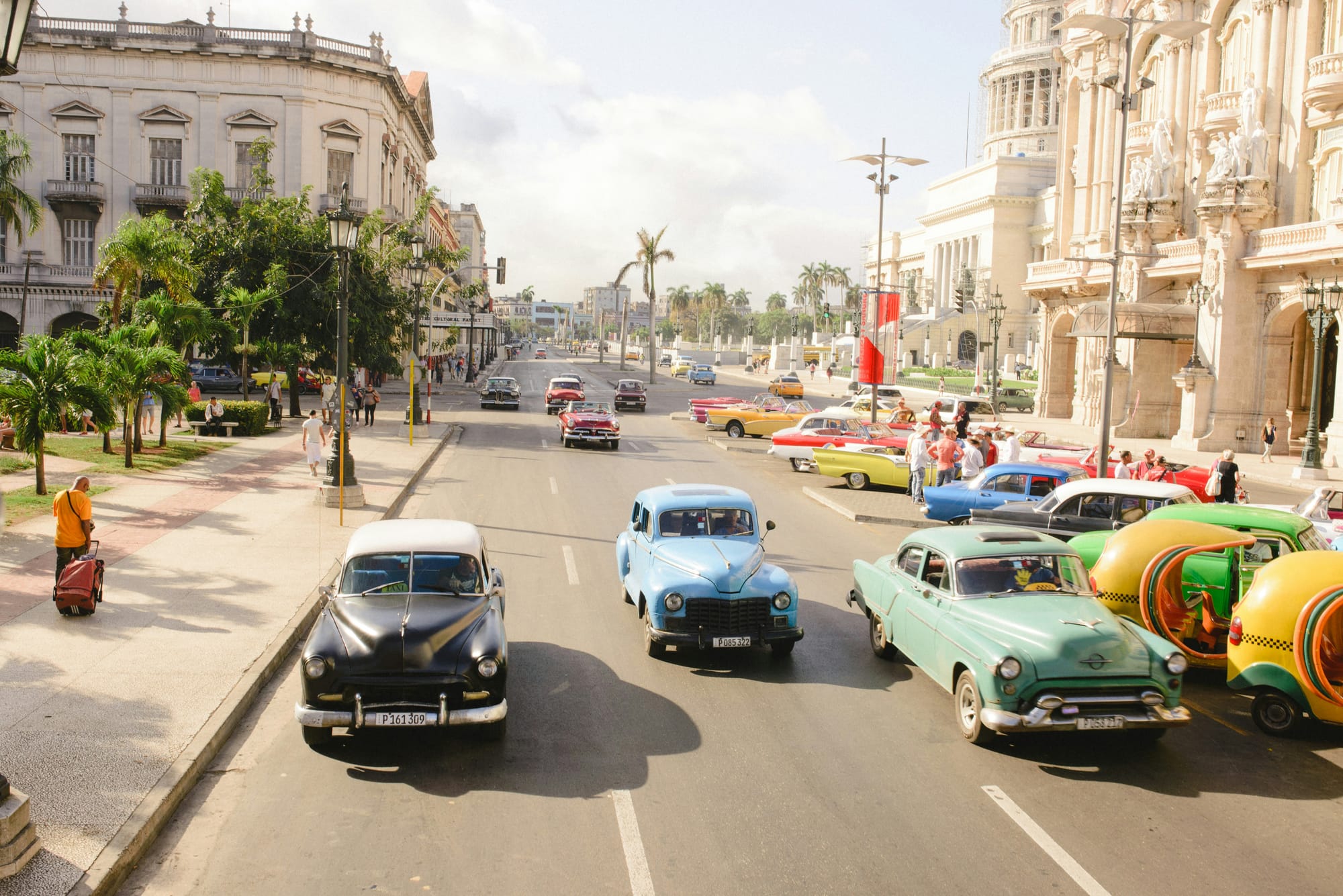 Enjoy the spectacle of American cars in Havana